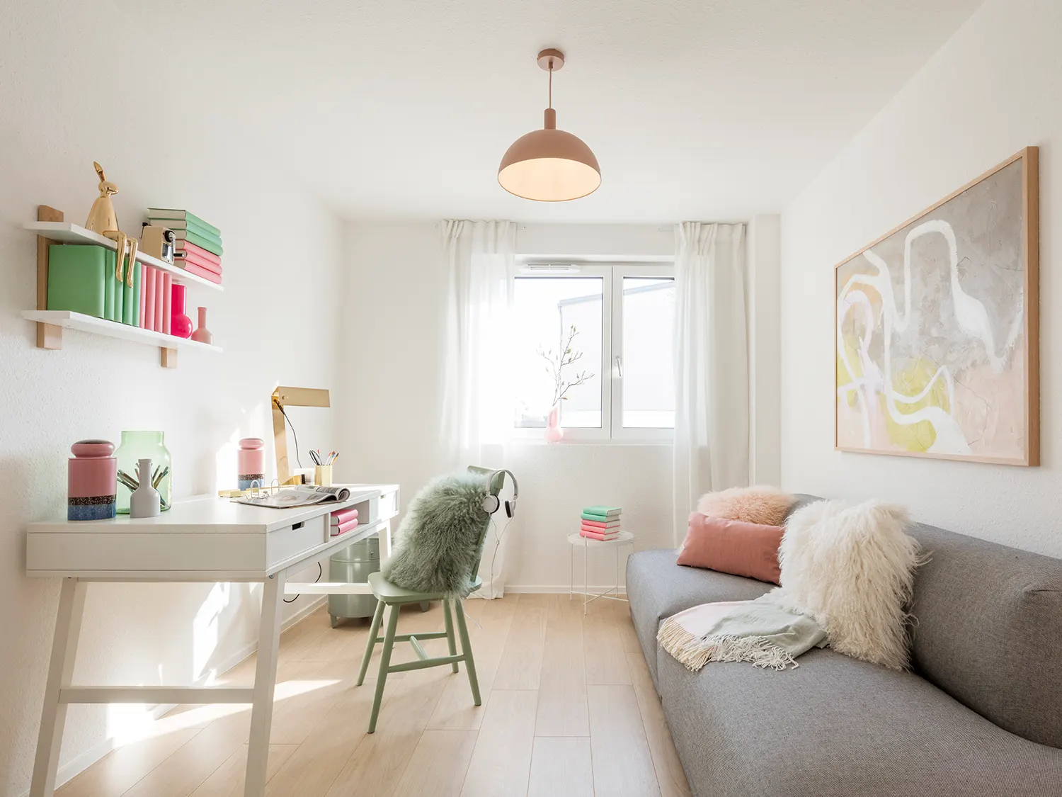 Arbeitszimmer mit Schreibtisch am Fenster