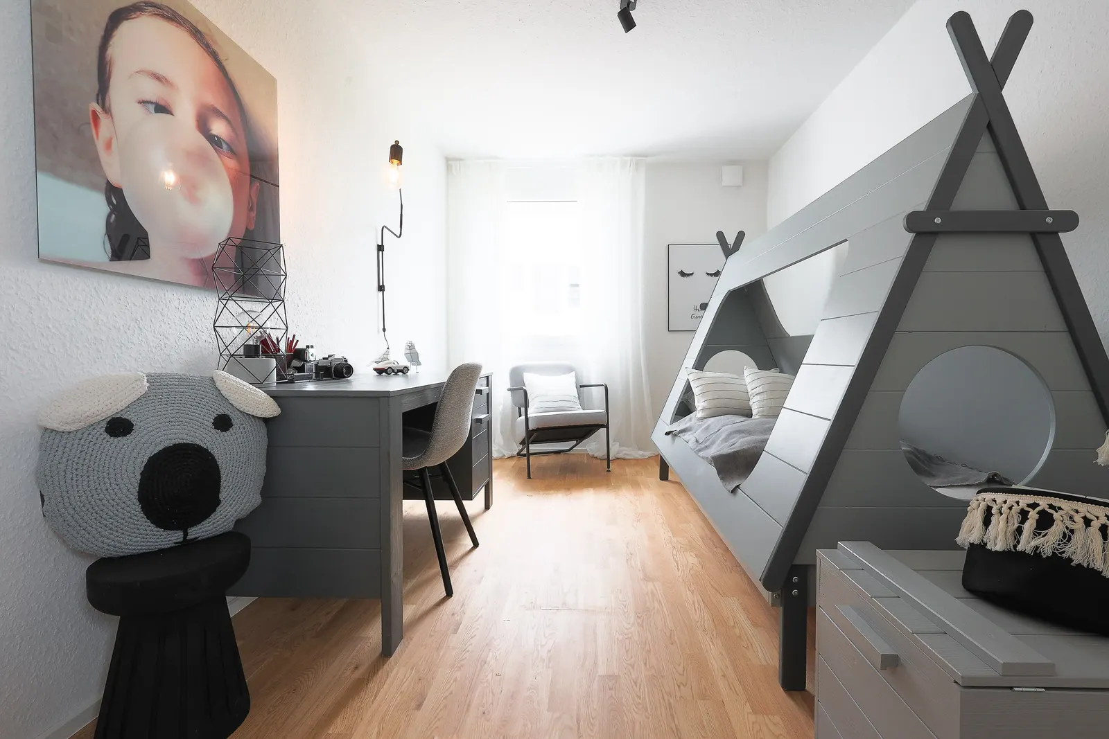 Kinderzimmer mit Hausbett und Schreibtisch