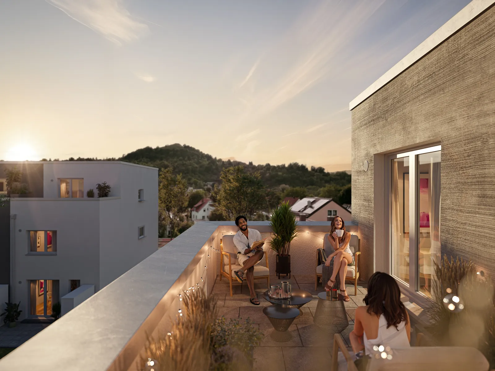 Dachterrasse eines Reihenhauses am Abend mit Blick auf die bewaldeten Hügel der Schwäbischen Alb